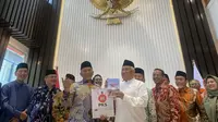 Mantan Ketua Umum Majelis Ulama Indonesia (Ketum MUI) Pusat Din Syamsuddin bersama beberapa tokoh organisasi Islam bersilaturahmi ke DPP PKS dan menyampaikan dukungan kepada bakal capres-cawapres Anies Baswedan-Muhaimin Iskandar. (Liputan6.com/Rifqy Alief Abiyya)