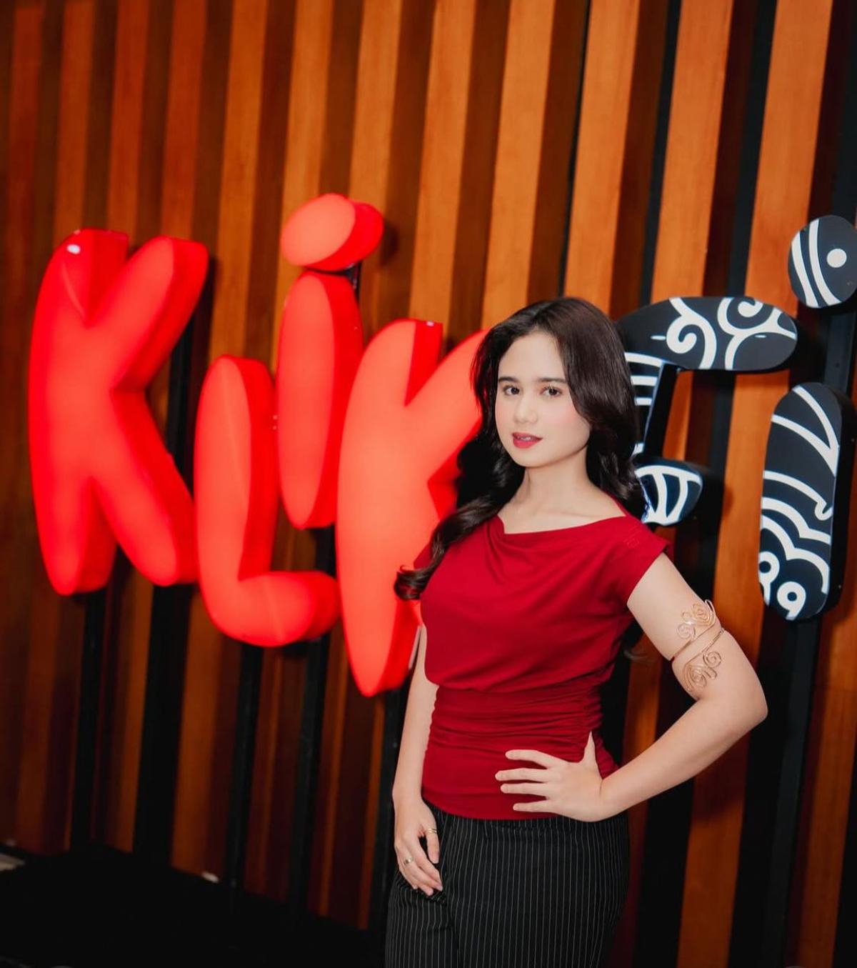 Potret Tissa Biani Memukau di Launching Film '7 HARI UNTUK KESHIA', Busana Merah yang Memesona