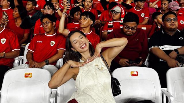 Potret Jennifer Bachdim menyaksikan pertandingan Kualifikasi Piala Dunia 2026 di GBK (Dok. Instagram @jenniferbachdim)