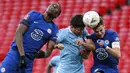 Gelandang Manchester City, Rodrigo (tengah) menyundul bola di antara dua pemain Chelsea, Kurt Zouma (kiri) dan Cesar Azpilicueta dalam laga semifinal Piala FA 2020/2021 di Wembley Stadium, London, Sabtu (17/4/2021). Manchester City kalah 0-1 dari Chelsea. (AFP/Ian Walton/Pool)