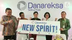 Dirut PT Danareksa Sekuritas Friderica Widyasari (tengah), Direktur Boumediene Sihombing (dari kiri), Direktur Budi Susanto, Direktur Santi Suryandari dan Senior Executive VP Retail Mohammad Adib foto bersama seusai perkenalan manajemen baru di Jakarta, Senin (2/3/2020). (Liputan6.com/Fery Pradolo)