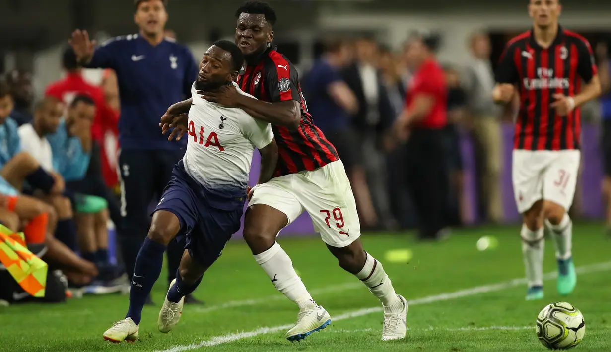 Gelandang AC Milan Franck Kessie berusaha menghalau laju pemain Tottenham Hotspur Georges-Kevin Nkoudou saat bertanding pada International Champions Cup di Minneapolis (31/7). Tottenham menang 1-0 atas Milan berkat gol Nkoudou. (AP Photo/Jeff Wheeler)
