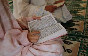 Ilustrasi membaca Al-Qur'an. (Photo by Ed Us on Unsplash)