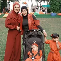 Kemudian terlihat juga Aurel Hermansyah yang tampil edgy dengan padu padan cut out outerwear warna merah, manset, dan hijab hitam. [@aurelie.hermansyah].