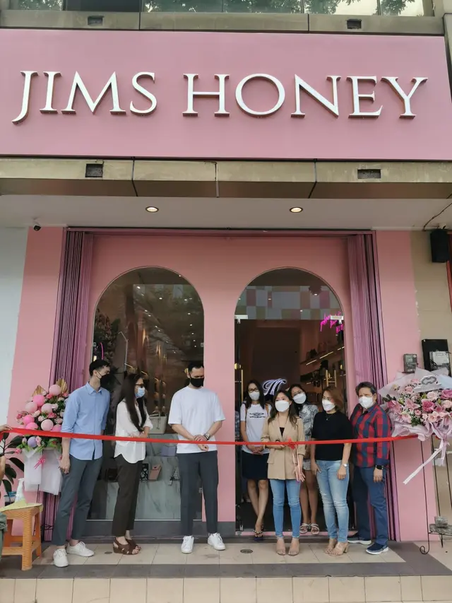 CEO Jims Honey, Devi Pratiwi saat pembukaan offline store Jims Honey di Bekasi, baru-baru ini.