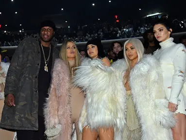 (Ki-ka) Caitlyn Jenner, Kris Jenner, Lamar Odom, Khloe Kardashian, Kylie Jenner, Kim Kardashian dan Kendall Jenner menghadiri Kanye West Yeezy Season 3 di Madison Square Garden, New York, Kamis (11/2) (Jamie McCarthy/Getty Images untuk Yeezy Season 3/AFP)
