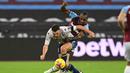 Gelandang West Ham United, Michail Antonio, berebut bola dengan gelandang Aston Villa, John McGinn, pada laga lanjutan Liga Inggris di Stadium of London, Selasa (1/12/2020) dini hari WIB. West Ham menang 2-1 atas Aston Villa. (AFP/Neil Hall/pool)