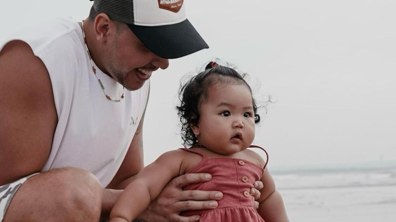 Krisjiana Menjaga Sang Anak Ketika Liburan