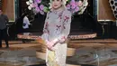 Rachel Maryam terlihat seperti princess dengan kerudung lace dan rok batik Prade emas. Heels yang dikenakannya pun senada dengan kebayanya [@rachelmaryams]