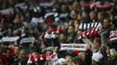 Fans Einttracht Frankfurt membentangkan slayer tanda dukungan saat timnya berhadapan dengan Bayern Munchen dalam lanjutan Bundesliga di Commerzbank-Arena, Frankfurt, Sabtu (31/10/2015) dini hari WIB. (REUTERS/Kai Pfaffenbach)
