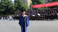 Kakek ini memiliki semangat belajar yang tinggi. Meski usianya tergolong tak muda lagi, ia berhasil diwisuda setelah sekian lama kuliah