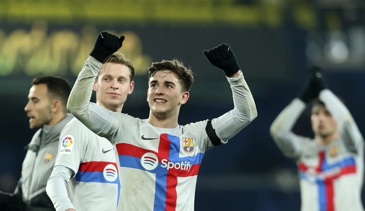 Pemain Barcelona, Gavi, merayakan kemenangan atas Villarreal pada laga Liga Spanyol di Stadion Ceramica, Minggu (12/2/2023). (AP Photo/Alberto Saiz)