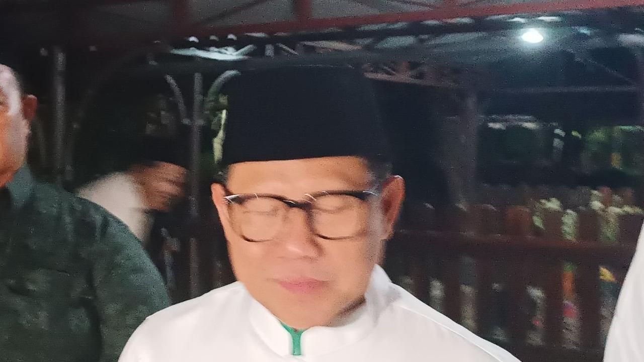 "Tapi dengan ketulusannya, insting politiknya jalan, menjalankan semua perintah-perintah atau kepartaian dari Jombang ini, kami yang di Jakarta di-remote oleh beliau," sambungnya.<br>