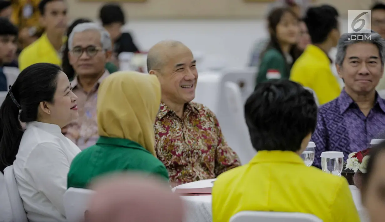 Menko PMK Puan Maharani (kiri) saat menghadiri penandatanganan beasiswa Teladan Tanoto Foundation di Kantor Kemenko PMK di Jakarta, Selasa (5/3). Puan meminta para mahasiswa untuk tetap fokus pada pendidikannya. (Liputan6.com/Faizal Fanani)