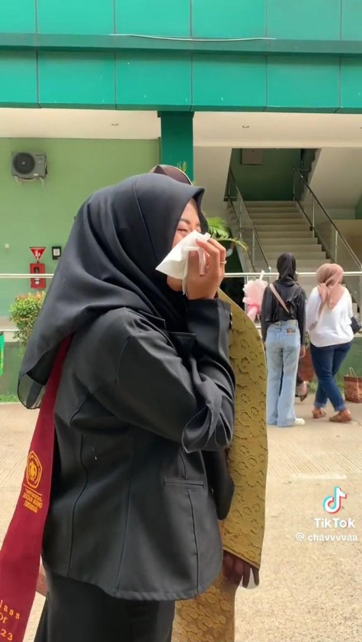 Tak lagi bisa menahan, tangisnya pun pecah. Ia pun menangis sambil memegang standee dengan wujud ibunya.