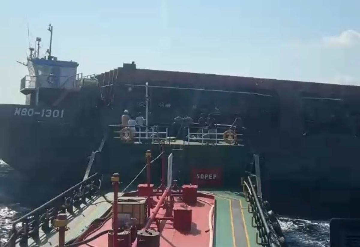 Evakusi 8 abk kapal tenggelam di laut bawean. (dokumentasi basarnas).