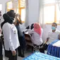 Bupati Mamuju, Sitti Sutinah Suhardi memantau vaksinasi PTK di SMP Negeri 2 Mamuju (Liputan6.com/Abdul Rajab Umar)