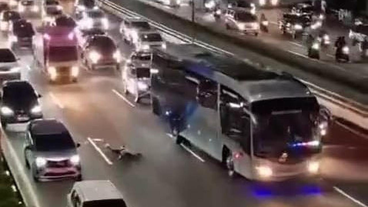 Seorang pria tergeletak di tengah-tengah jalan Tol Dalam Kota viral di media sosial. Pria tersebut diduga telah meninggal dunia.<br>