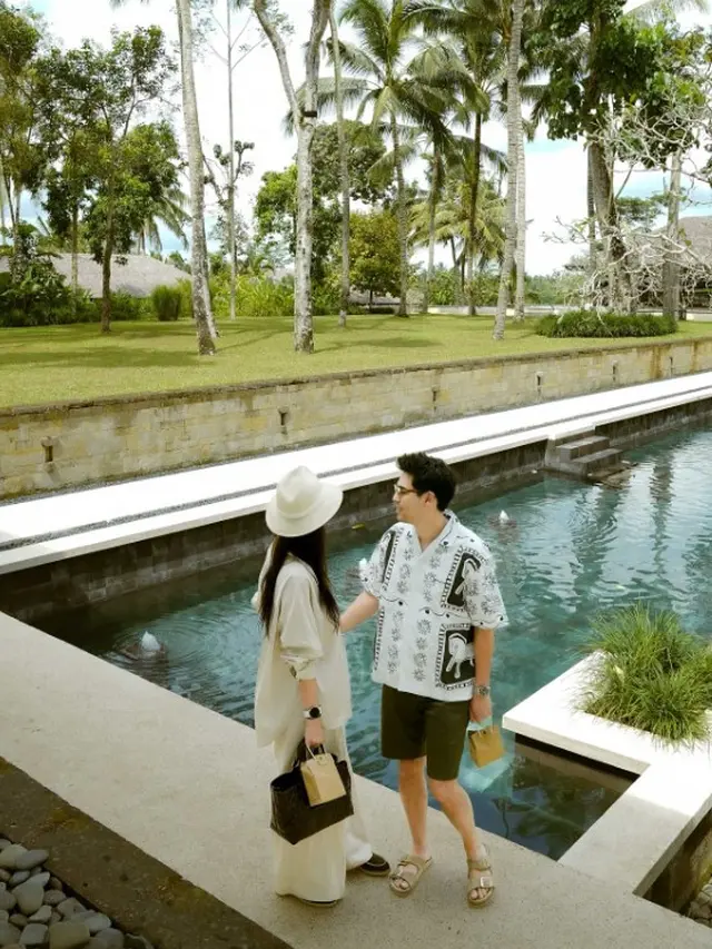 Outfit Luna Maya Peringati 1 Bulan Pernikahan
