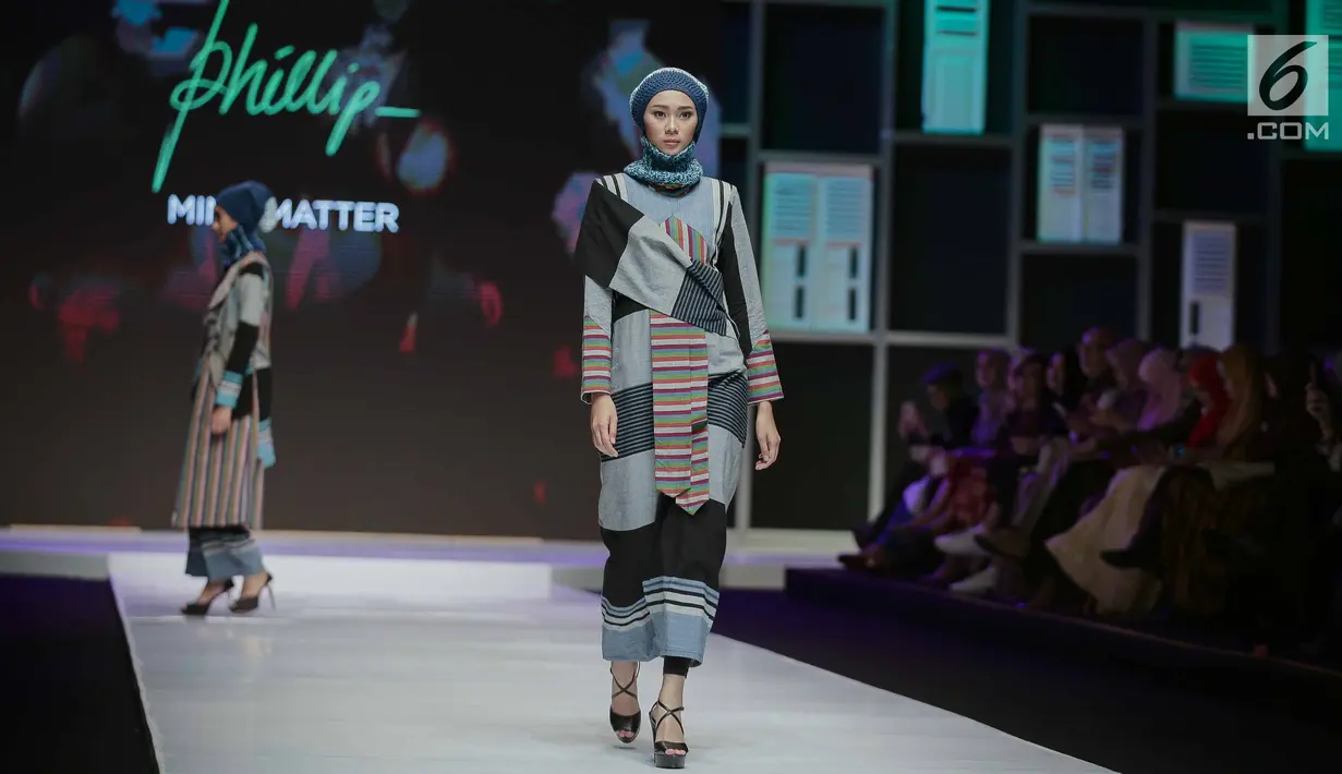 Model mengenakan busana rancangan desainer Phillip saat tampil dalam Muslim Fashion Festival 2018 di Jakarta, Jumat (20/4). Phillip menampilkan rancanganya dengan tema 'Mind Matter'. (Liputan6.com/Faizal Fanani)