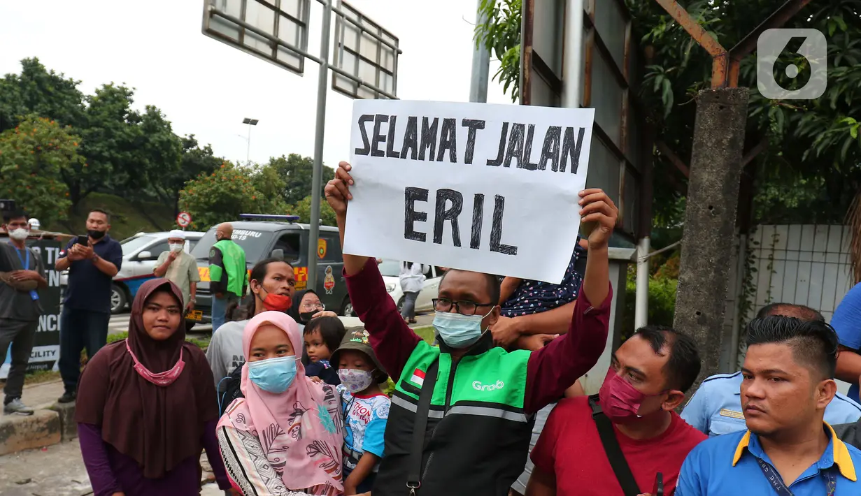 Sejumlah masyarakat mengiringi kepulangan jenazah Emmeril Kahn Mumtadz atau Eril saat iring-iringan ambulan keluar dari Bandara Soekarno-Hatta, Minggu (12/6/2022). Ridwan Kamil langsung membawa jenazah Eril menuju Bandung Jawa Barat untuk di makamkan. (Liputan6.com/Angga Yuniar)