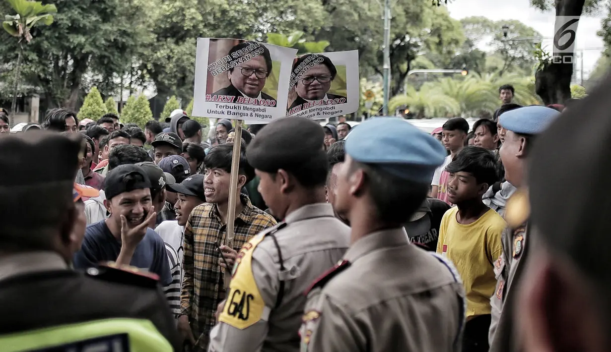 Sejumlah massa menggelar Aksi Bela OSO di depan Gedung KPU, Jakarta, Rabu (16/1). Dalam aksinya, massa membawa atribut berupa sejumlah spanduk. (Liputan6.com/Faizal Fanani)