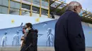 Pejalan kaki yang mengenakan masker melintas di depan stasiun metro di Athena, Senin (15/11/2021). Pihak berwenang mengatakan kematian COVID-19 di Yunani mencapai tingkat tertinggi dalam enam bulan karena sekitar sepertiga dari populasi negara itu belum divaksinasi. (AP/Thanassis Stavrakis)