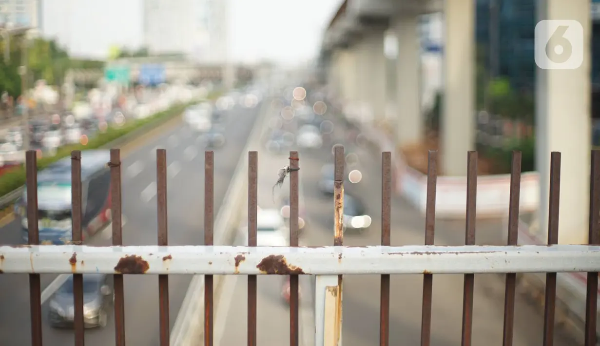Kondisi pagar JPO yang melintang di atas jalan tol dalam kota dan Jalan Gatot Soebroto di Mampang, Jakarta, Selasa (4/2/2020). Kurangnya perawatan menyebabkan kondisi pagar JPO tersebut banyak yang berkarat sehingga berpotensi membahayakan pejalan kaki yang melintas. (Liputan6.com/Immanuel Antonius)