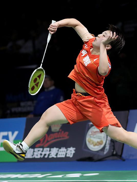 8. Akane Yamaguchi - Meski bertubuh mungil, Akane terpaksa melakukan jump smash untuk melancarkan serangan menusuk ke pertahanan lawan. Hal tersbeut juga didukung dengan tenaga kuda yang dimiliki pebulutangkis 20 tahun tersebut. (BWF Badminton)