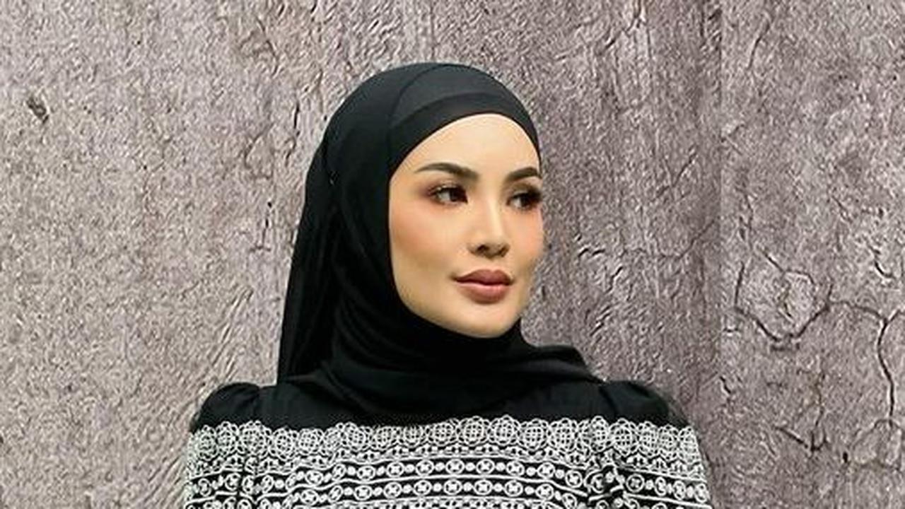 Pulang Umrah, ini 10 Potret Terbaru Nindy Ayunda Pakai Hijab Bikin Kaget Rekan Seleb: Cantik Amat!