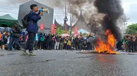 Unjuk rasa peringatan darurat di Padang diwarnai aksi bakar ban di depan kantor DPRD Sumatera Barat. (Liputan6.com/ Novia Harlina)