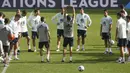 Para pemain Spayol saat mengikuti sesi latihan tim di Stadion NSK Olimpiyskiy, Ukraina (12/10/2020). Spanyol akan bertanding melawan Spanyol dalam  lanjutan UEFA Nations League Divisi A Grup 4 (A4). (AP Photo/Efrem Lukatsky)