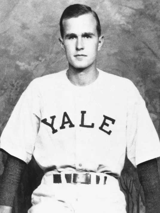 File foto tahun 1947 memperlihatkan George H.W. Bush ditampilkan sebagai kapten tim bisbol Yale, di New Haven, Connecticut. Bush Senior yang menjadi Presiden ke-41 AS itu meninggal dunia pada hari Jumat waktu setempat di usia 94 tahun. (AP/File)