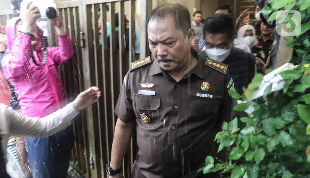 Perwakilan Pengadilan Negeri Jakarta Selatan dan Jaksa Penuntut Umum meninjau Tempat Kejadian Perkara (TKP) kasus dugaan pembunuhan berencana Brigadir Nofriansyah Yosua Hutabarat alias Brigadir J di Kompleks Perumahan Polri Duren Tiga, Rabu (4/1/2023).  Pemeriksaan di dua TKP ini akan disesuaikan dengan Berita Acara Pemeriksaan (BAP) yang dikombinasikan berdasarkan keterangan para terdakwa. (Liputan6.com/Johan Tallo)