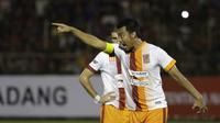 Bek sekaligus kapten Pusamania Borneo FC, Hamka Hamzah, berteriak saat timnya bertemu Semen Padang pada leg kedua Piala Jenderal Sudirman di Stadion Agus Salim, Padang, Sabtu (16/1/2016). (Bola.com / Reza Bachtiar)