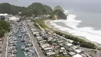 Ratusan perahu nelayan bersandar di pelabuhan akibat badai Topan Chan-hom yang mendekati wilayah pesisir timur laut Nanfangao di Ilan County, Taiwan Utara, (9/7/2015). Akibat Topan Chan-hom para nelayan berhenti melaut sementara. (REUTERS/Pichi Chuang)