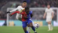 Pemain Manchester United, Casemiro, berebut bola dengan Crystal Palace, Eberechi Eze, dalam laga pekan ke-36 Premier League 2023/2024 yang digelar di Selhurst Park, Selasa (7/5/2024). (AP Photo/Ian Walton)