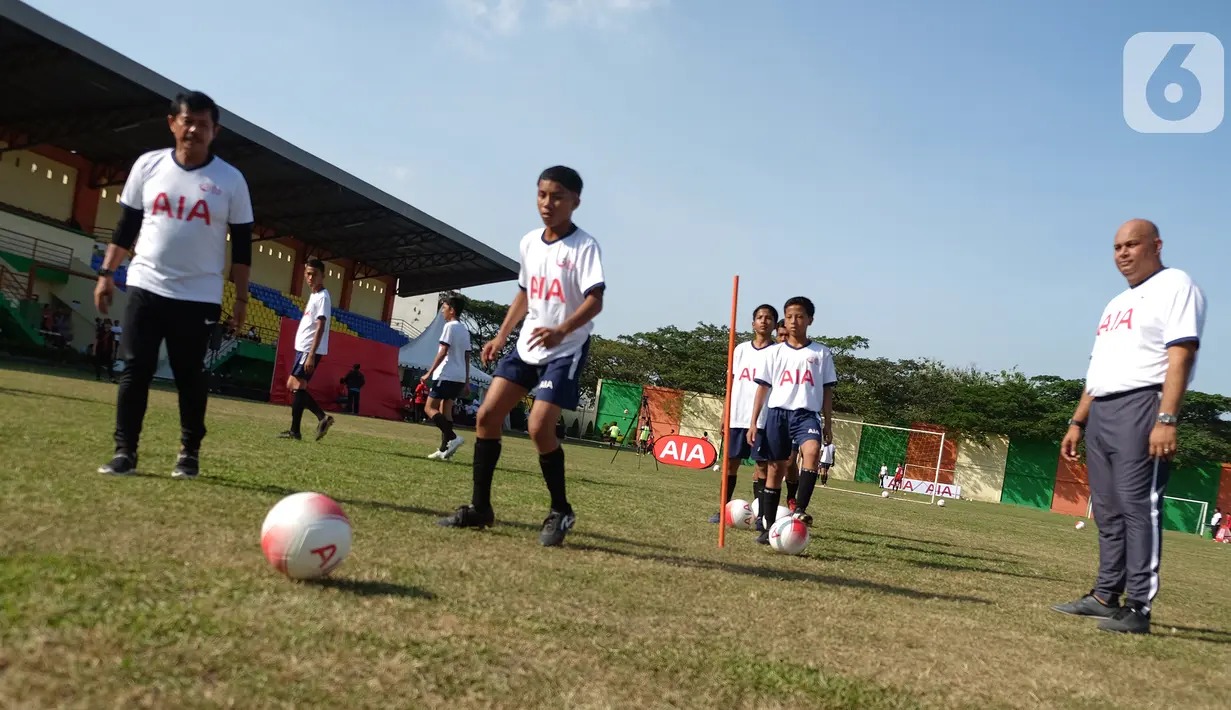Pelatih Tim Nasional U23 Indra Sjafri (kiri) disaksikan Presiden Direktur PT AIA Financial Sainthan Satyamoorthy (kanan) saat mengikuti kegiatan AIA Sepakbola Untuk Negeri yang diikuti 60 siswa sekolah sepakbola di Stadion Mini Pancing, Medan, Sumatera Utara, Selasa (7/1/2020). (Liputan6.com/HO/Ady)