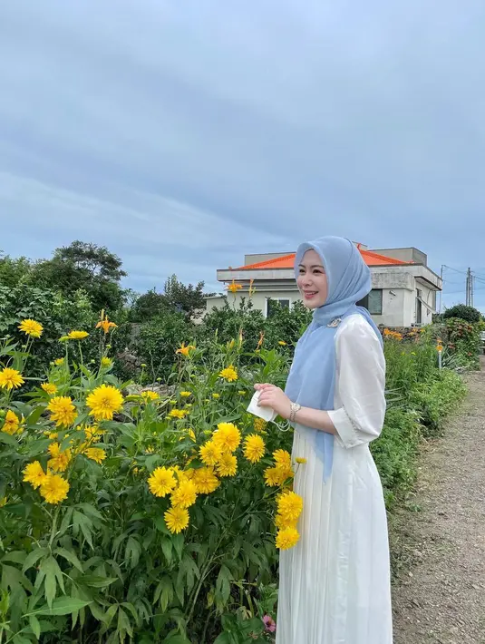 Gaya cottagecore effortless, cukup kenakan loose dress dengan detail lengan puffy dan pasangkan dengan hijab warna biru pastel. [@xolovelyayana]