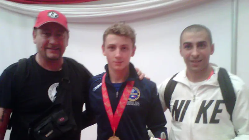 Karateka Italia Andrea Ariolo bersama ayahnya, Davide Arioli (kiri) 