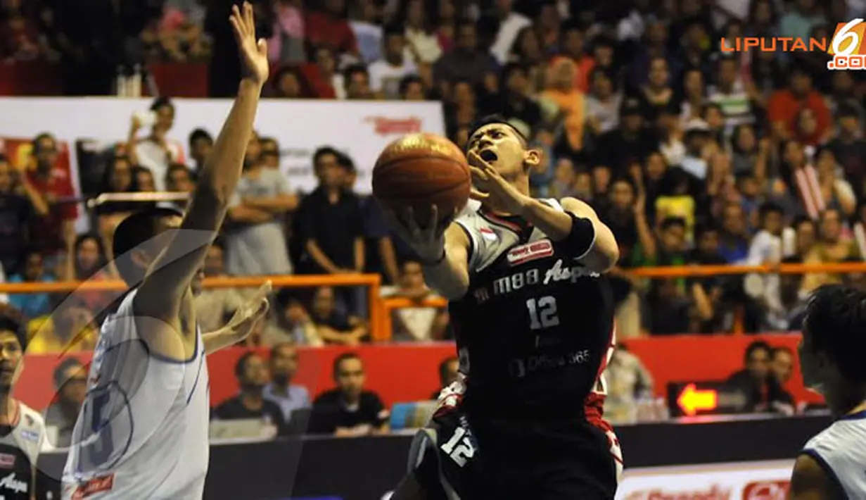 Bertempat di Hall A Senayan, Jakarta, Sabtu (11/01/14), pebasket Aspac Jakarta, Fandi Ramadhani (12) mencoba mengecoh pebasket Satria Muda Britama (Liputan6.com/Helmi Fithriansyah)