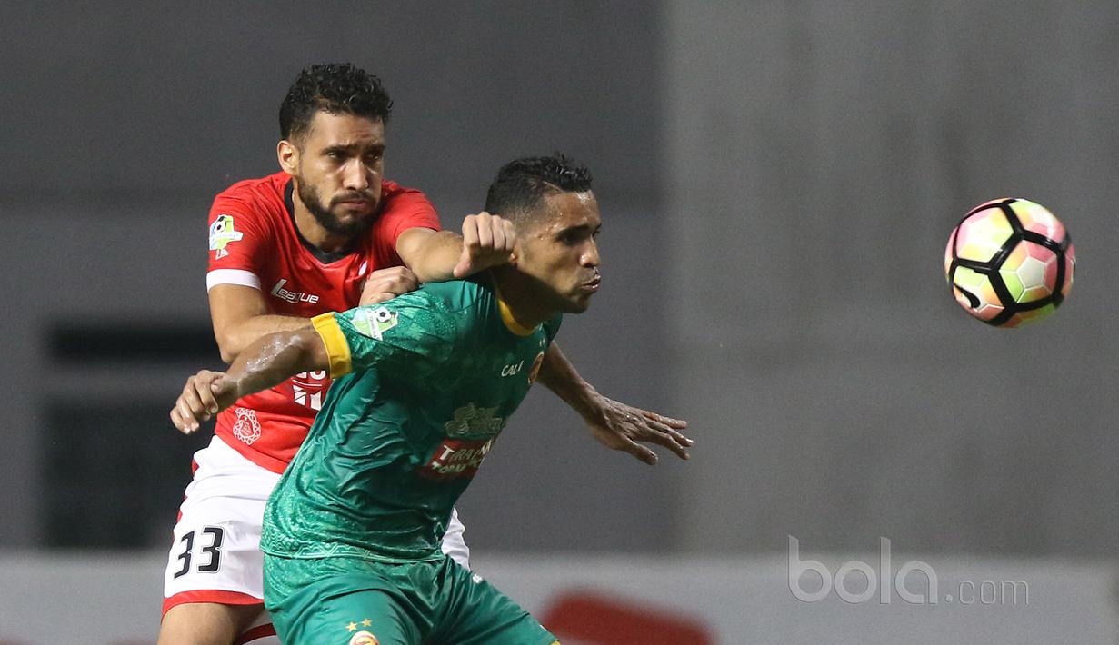 Duel pemain Persija Jakarta, Willian Pachecho (kiri)  dan pemain Sriwijaya FC, Alberto Goncalves pada laga Liga 1 2017 di Stadion Wibawa Mukti, Cikarang, Jumat (16/6/2017). Persija menang 1-0. (Bola.com/Nicklas Hanoatubun)