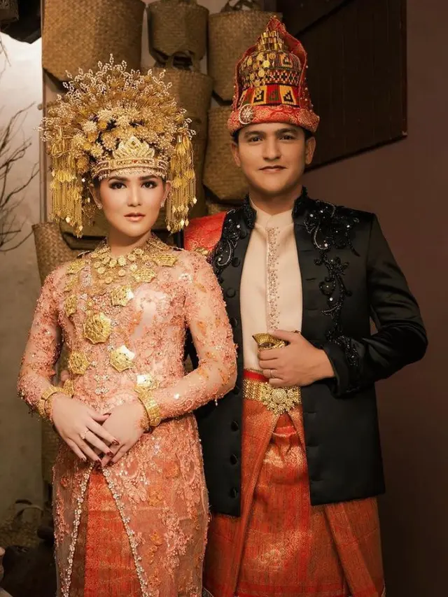 8 Potret Prewedding Masayu Clara dengan Ragam Busana Adat Tradisional, dari Sulawesi Selatan-Aceh