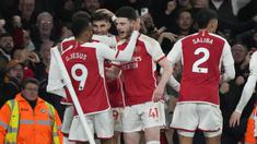 Arsenal kembali ke posisi puncak klasemen sementara Premier League 2023/2024 berkat kemenangan tipis 2-1 atas Brentford pada laga pekan ke-28 di Emirates Stadium, London, Sabtu (9/3/2024). Dua gol The Gunners dihasilkan oleh Declan Rice (19') dan Kai Havertz (86'), sementara satu-satunya gol Brentford dicetak Yoane Wissa pada masa injury time babak pertama. Dengan koleksi 64 poin, sudah cukup bagi Arsenal untuk mengkudeta posisi puncak dari Liverpool yang belum bermain dengan koleksi 63 poin. (AP Photo/Frank Augstein)