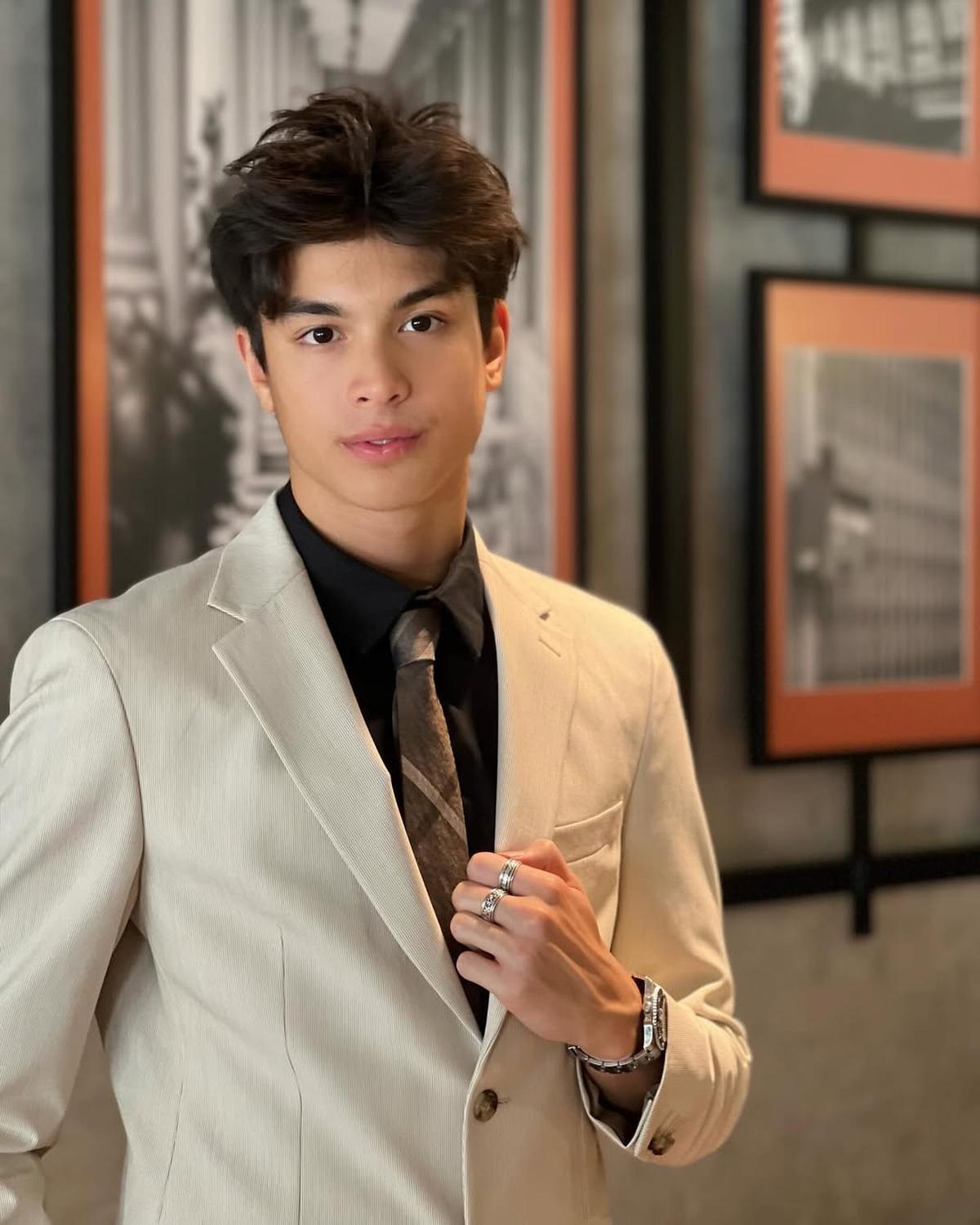 7 Potret Eddy Meijer Anak Maudy Koesnaedi Kenakan Pakaian Formal Berjas dan Dasi, Aura Gantengnya Makin Keluar