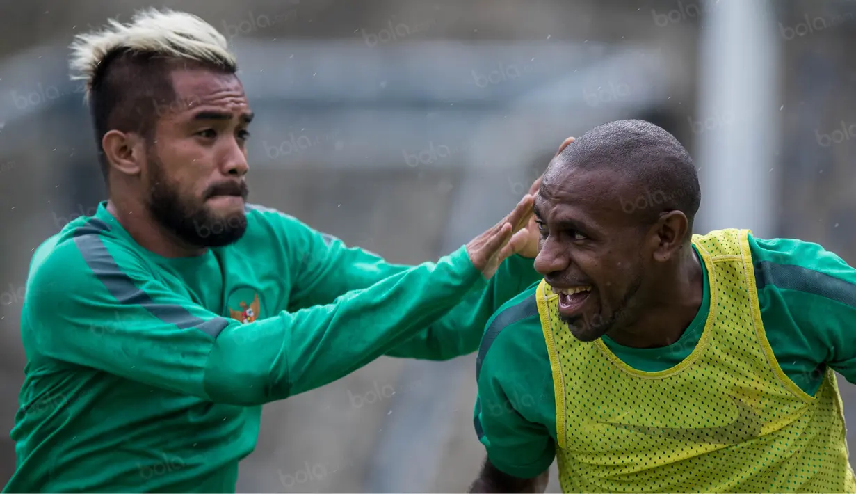 Tak hanya kompak dengan pemain Persija, Zulham Zamrun juga tampak akrab dengan kapten Timnas Indonesia, Boaz Solossa, saat latihan di Lapangan SPH Sentul, Jawa Barat, Kamis (1/12/2016). (Bola.com/Vitalis Yogi Trisna)