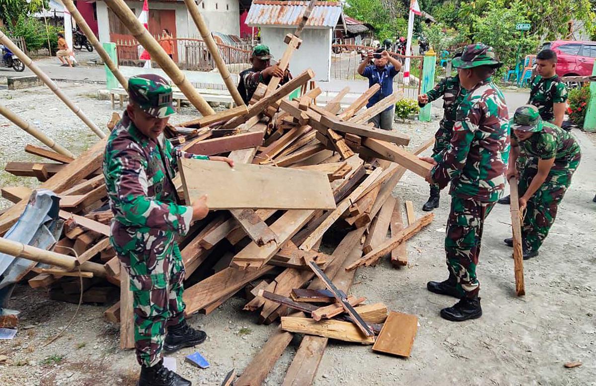 FOTO: TNI AD Bergerak Cepat Bantu Pemulihan Pasca Gempa Poso