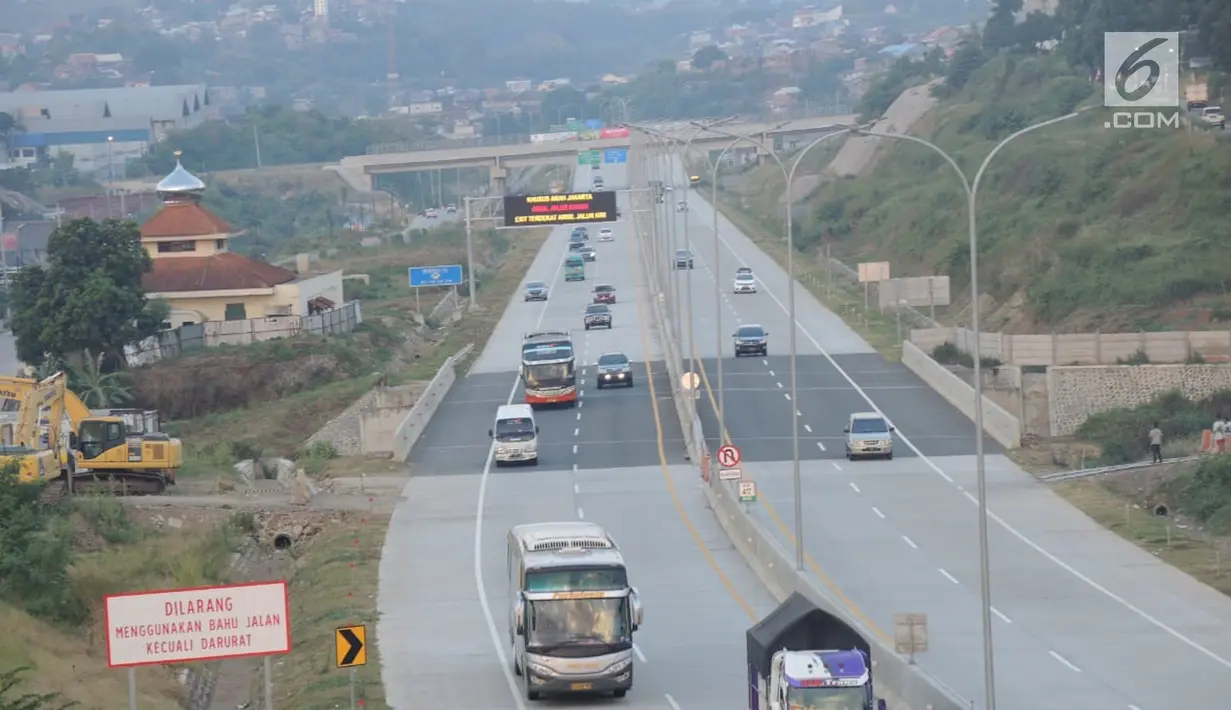 Sejumlah mobil melintas di tol Kalikangkung, Semarang, Minggu (9/6/2019). Kepadatan pengendara di Tol Kalikangkung mulai terlihat Sabtu (9/6/2019) pukul 16.00 WIB. (Liputan6.com/Gholib)