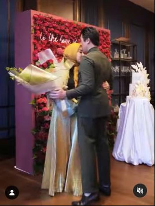 Syahrini mendapat buket bunga besar dan juga kecupan manis dari sang suami, Reino Barack di hari bahagianya. (Foto: Instagram/@princessyahrini)