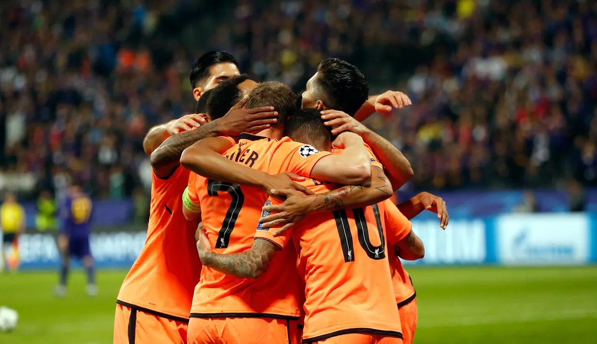 Pemain Liverpool, Philippe Coutinho dan rekan setimnya merayakan gol ke gawang Maribor pada partai fase Grup E Liga Champions di Stadion Ljudski Maribor, Selasa (17/10). Satu gol Coutinho mewarnai kemenangan telak Liverpool 7-0. (AP/Darko Bandic)